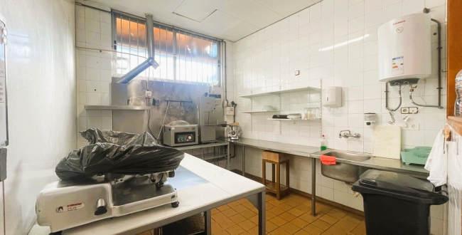 LOCAL COMERCIAL POLIVALENT A L'EIXAMPLE SUD - DAVANT DE PARC I ZONA ESCOLAR 