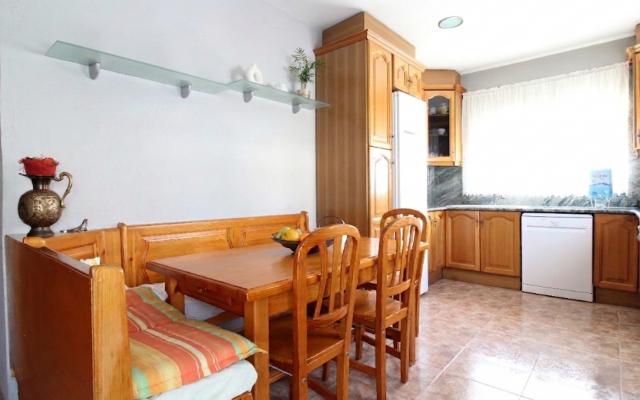  CASA ESQUINERA CON PATIO, GRAN GARAJE Y EXCELENTE UBICACIÓN EN TAIALÀ - FONTAJAU – GIRONA