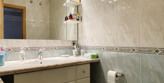  CASA ESQUINERA CON PATIO, GRAN GARAJE Y EXCELENTE UBICACIÓN EN TAIALÀ - FONTAJAU – GIRONA