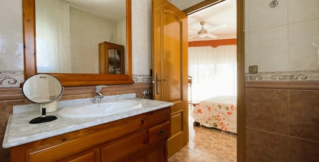  CASA ESQUINERA CON PATIO, GRAN GARAJE Y EXCELENTE UBICACIÓN EN TAIALÀ - FONTAJAU – GIRONA