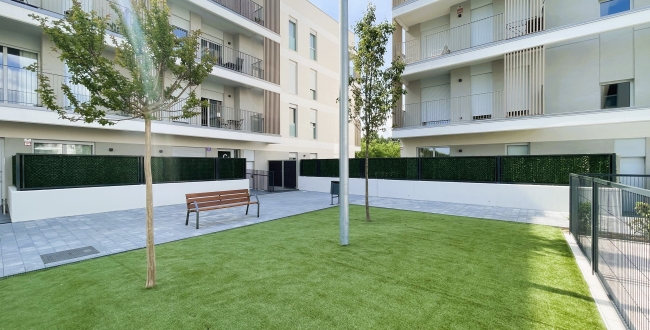 PLANTA BAIXA D'OBRA NOVA AMB 2 HABITACIONS, JARDÍ PRIVAT DE 90M2, PÀRQUING I ZONA COMUNITARIA AMB PISCINA A DOMENY - GIRONA 
