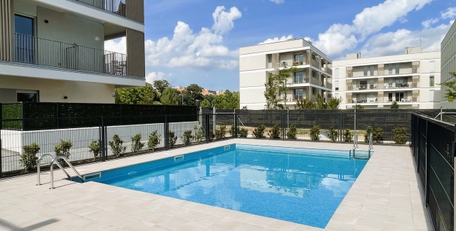 PLANTA BAIXA D'OBRA NOVA AMB 2 HABITACIONS, JARDÍ PRIVAT DE 90M2, PÀRQUING I ZONA COMUNITARIA AMB PISCINA A DOMENY - GIRONA 
