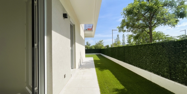 PLANTA BAIXA D'OBRA NOVA AMB 2 HABITACIONS, JARDÍ PRIVAT DE 90M2, PÀRQUING I ZONA COMUNITARIA AMB PISCINA A DOMENY - GIRONA 