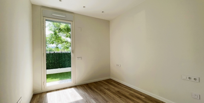 PLANTA BAIXA D'OBRA NOVA AMB 2 HABITACIONS, JARDÍ PRIVAT DE 90M2, PÀRQUING I ZONA COMUNITARIA AMB PISCINA A DOMENY - GIRONA 