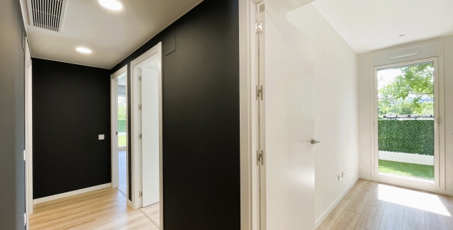 PLANTA BAIXA D'OBRA NOVA AMB 2 HABITACIONS, JARDÍ PRIVAT DE 90M2, PÀRQUING I ZONA COMUNITARIA AMB PISCINA A DOMENY - GIRONA 