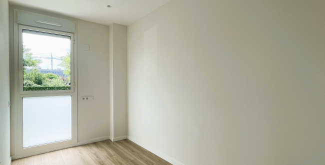 PLANTA BAIXA D'OBRA NOVA AMB 2 HABITACIONS, JARDÍ PRIVAT DE 90M2, PÀRQUING I ZONA COMUNITARIA AMB PISCINA A DOMENY - GIRONA 