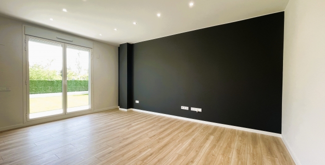 PLANTA BAIXA D'OBRA NOVA AMB 2 HABITACIONS, JARDÍ PRIVAT DE 90M2, PÀRQUING I ZONA COMUNITARIA AMB PISCINA A DOMENY - GIRONA 
