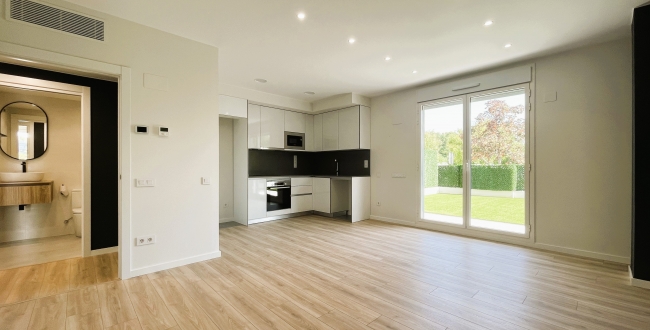 PLANTA BAIXA D'OBRA NOVA AMB 2 HABITACIONS, JARDÍ PRIVAT DE 90M2, PÀRQUING I ZONA COMUNITARIA AMB PISCINA A DOMENY - GIRONA 