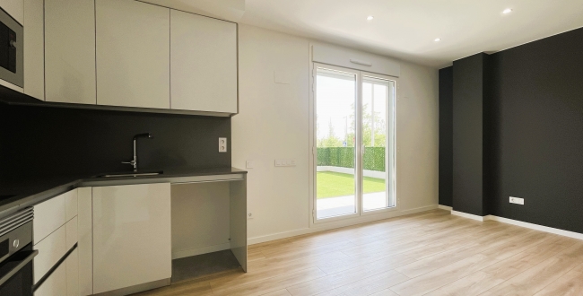 PLANTA BAIXA D'OBRA NOVA AMB 2 HABITACIONS, JARDÍ PRIVAT DE 90M2, PÀRQUING I ZONA COMUNITARIA AMB PISCINA A DOMENY - GIRONA 