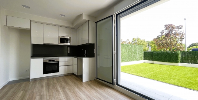 PLANTA BAIXA D'OBRA NOVA AMB 2 HABITACIONS, JARDÍ PRIVAT DE 90M2, PÀRQUING I ZONA COMUNITARIA AMB PISCINA A DOMENY - GIRONA 