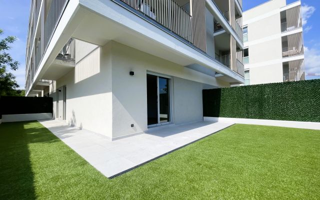 PLANTA BAIXA D'OBRA NOVA AMB 2 HABITACIONS, JARDÍ PRIVAT DE 90M2, PÀRQUING I ZONA COMUNITARIA AMB PISCINA A DOMENY - GIRONA 