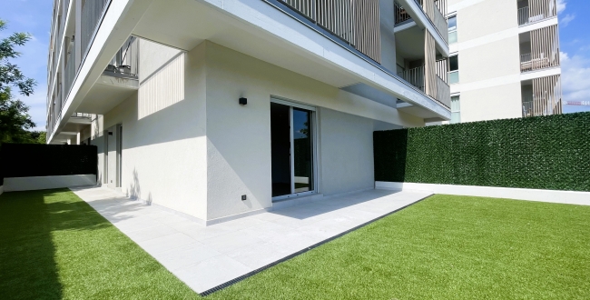 PLANTA BAIXA D'OBRA NOVA AMB 2 HABITACIONS, JARDÍ PRIVAT DE 90M2, PÀRQUING I ZONA COMUNITARIA AMB PISCINA A DOMENY - GIRONA 