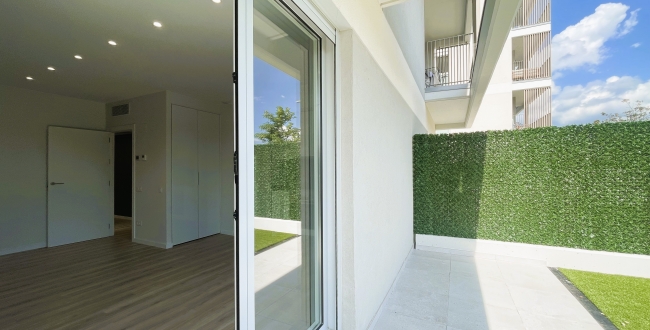 PLANTA BAIXA D'OBRA NOVA AMB 2 HABITACIONS, JARDÍ PRIVAT DE 90M2, PÀRQUING I ZONA COMUNITARIA AMB PISCINA A DOMENY - GIRONA 
