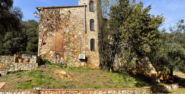 SPECTACULAR MASIA WITH AN EXTENSIVE EXTENT OF LAND IN JUIÀ