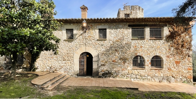 SPECTACULAR MASIA WITH AN EXTENSIVE EXTENT OF LAND IN JUIÀ