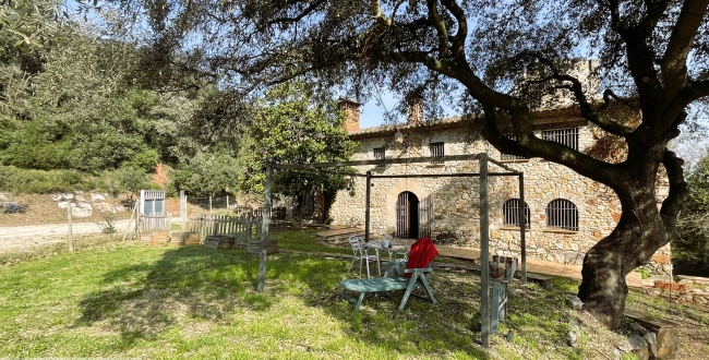 SPECTACULAR MASIA WITH AN EXTENSIVE EXTENT OF LAND IN JUIÀ