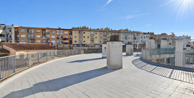PIS AMB GRAN TERRASSA PRIVADA I GARATGE TANCAT A GERMANS SÀBAT