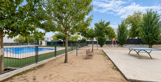 ÁTICO DÚPLEX CON 2 TERRAZAS, PISCINA COMUNITARIA Y DOS PARQUINGS  Y TRASTERO