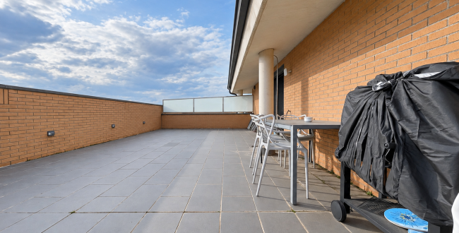 ÁTICO DÚPLEX CON 2 TERRAZAS, PISCINA COMUNITARIA Y DOS PARQUINGS  Y TRASTERO