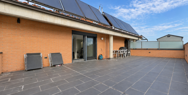 ÁTICO DÚPLEX CON 2 TERRAZAS, PISCINA COMUNITARIA Y DOS PARQUINGS  Y TRASTERO
