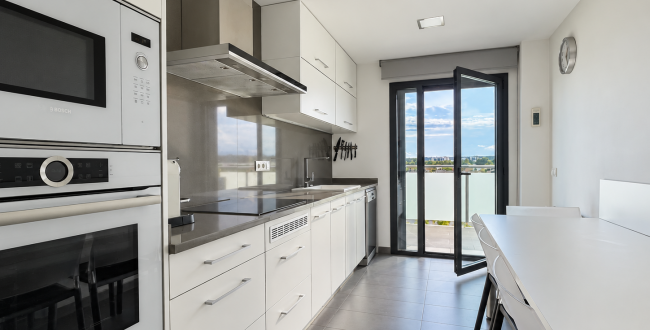 ÁTICO DÚPLEX CON 2 TERRAZAS, PISCINA COMUNITARIA Y DOS PARQUINGS  Y TRASTERO