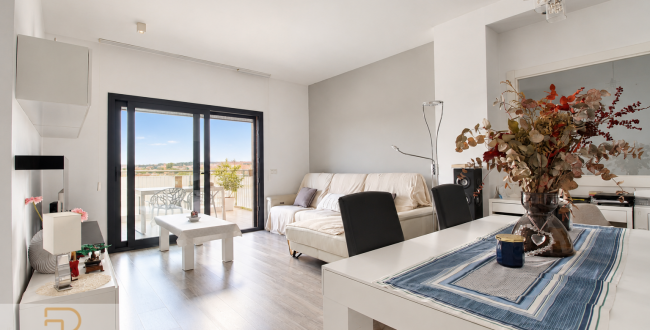 ÁTICO DÚPLEX CON 2 TERRAZAS, PISCINA COMUNITARIA Y DOS PARQUINGS  Y TRASTERO