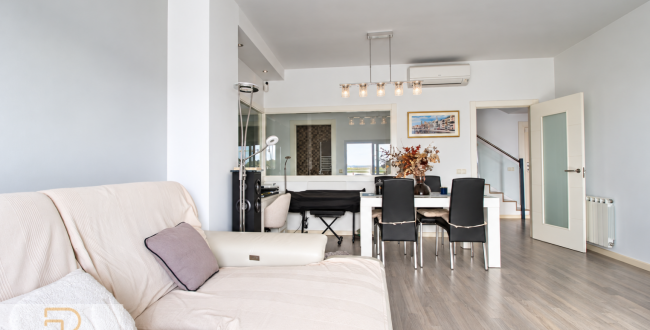 ÁTICO DÚPLEX CON 2 TERRAZAS, PISCINA COMUNITARIA Y DOS PARQUINGS  Y TRASTERO